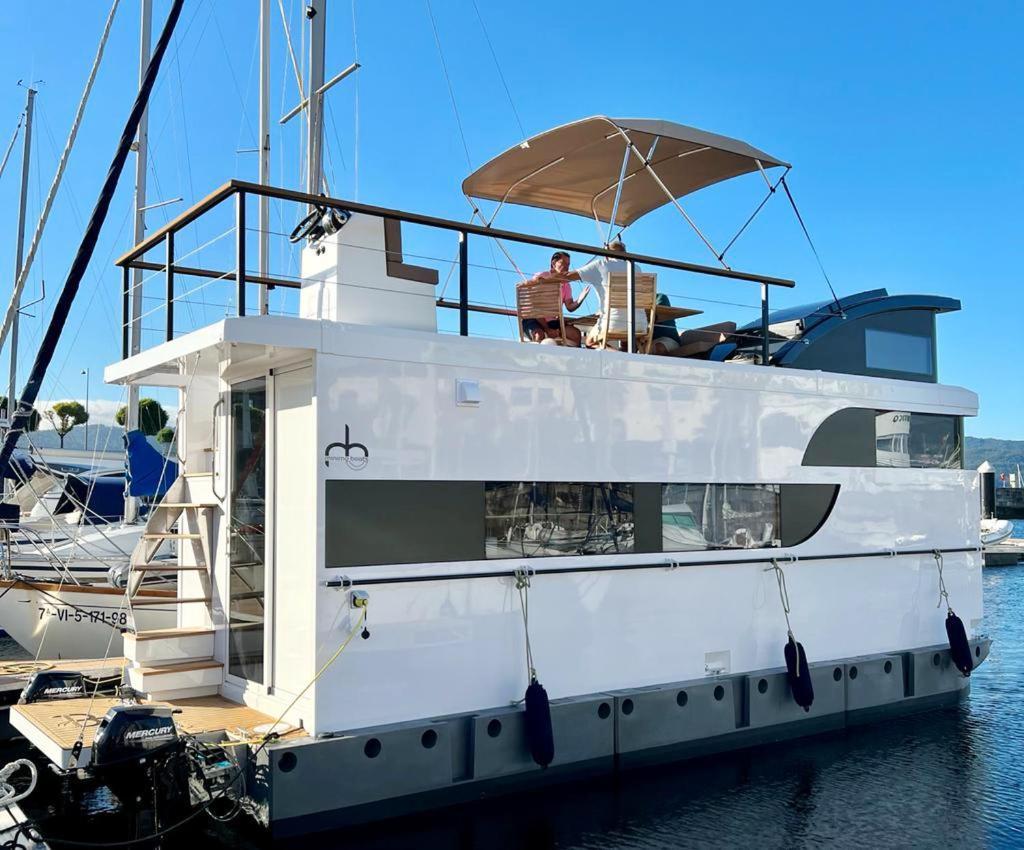 Casa Flotante En El Puerto De - Different Charter Vigo