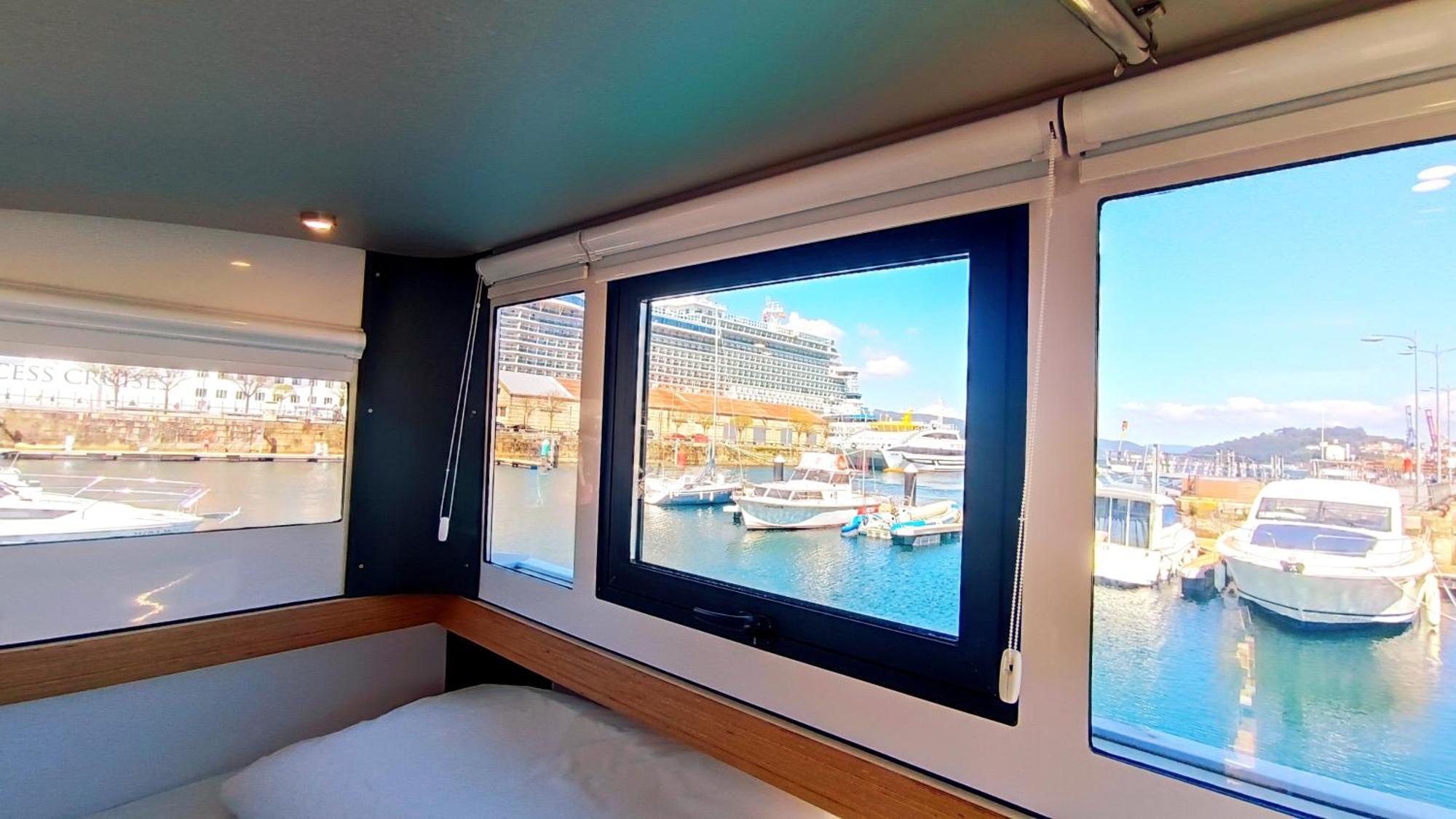 Casa Flotante En El Puerto De - Different Charter Vigo