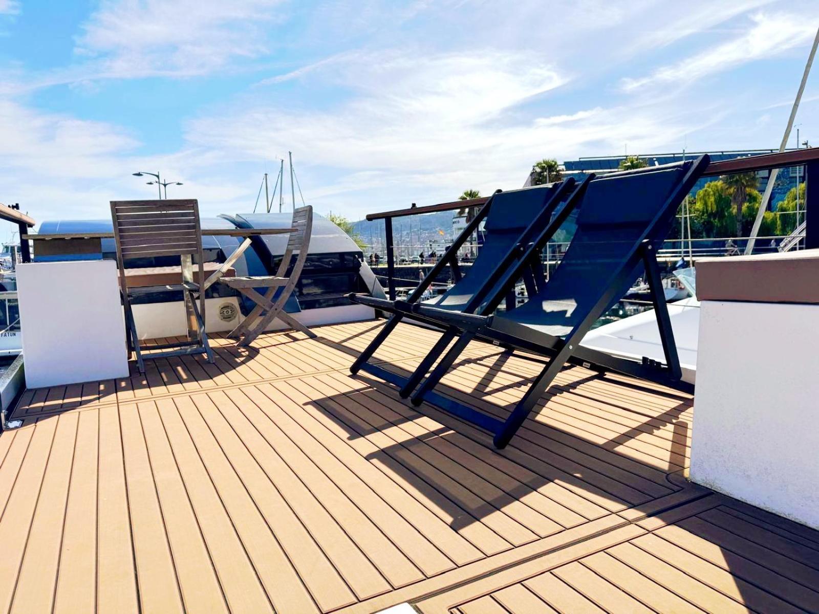 Botel Casa Flotante En El Puerto De - Different Charter